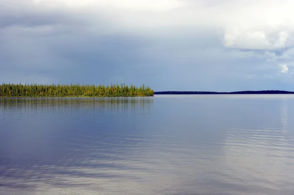 Dağlarla çevrili gölün Kuzey üzerinde yağmur sonra sakin — Stok fotoğraf