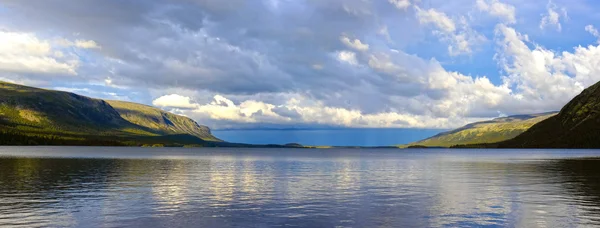コラ半島の北極圏の背後にある湖 Seydyavr のパノラマ ストックフォト