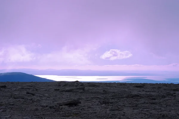 Вид з гірського плато на віддалене озеро — стокове фото