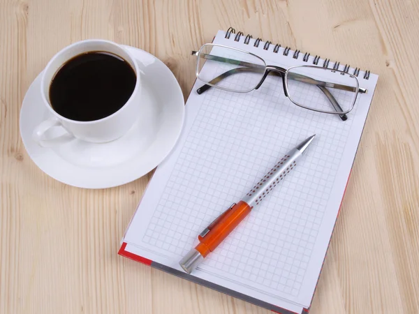 Kaffeetasse und Kugelschreiber — Stockfoto