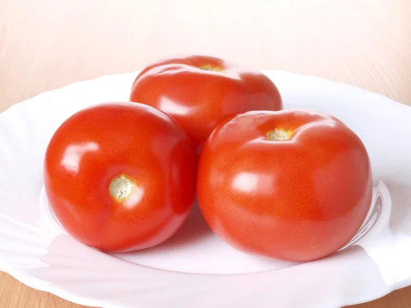 Tomates en plato blanco — Foto de Stock