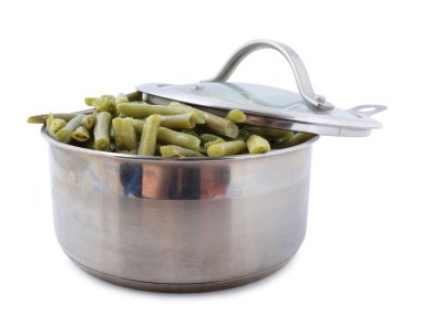 Beyaz arka plan üzerinde fasulye yemeği