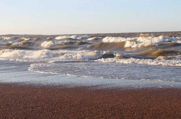 Grandes vagues et plage de sable — Photo