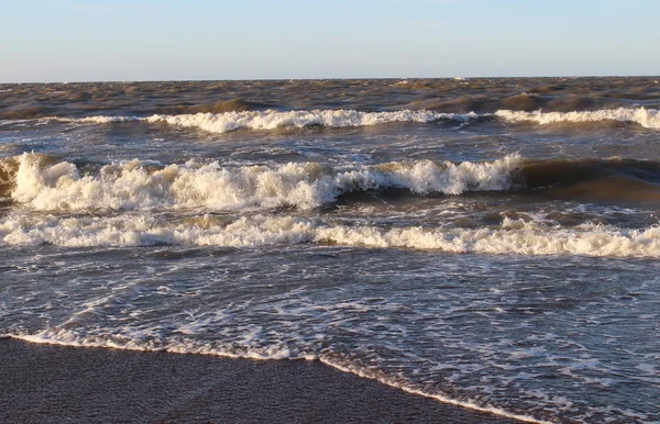 Vågor och stranden — Stockfoto
