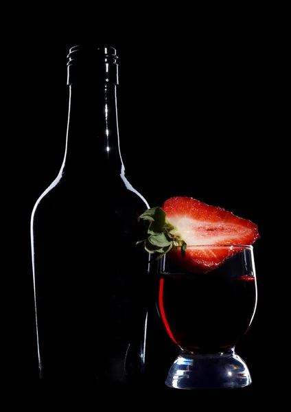 Occhiali da vino e fragole — Foto Stock