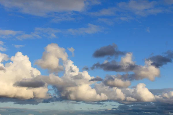 Große weiße Wolken — Stockfoto
