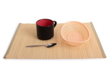 Kahve fincanı ve sepet masada