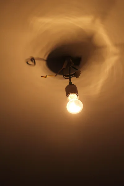 Elektrische lamp in donker — Stockfoto