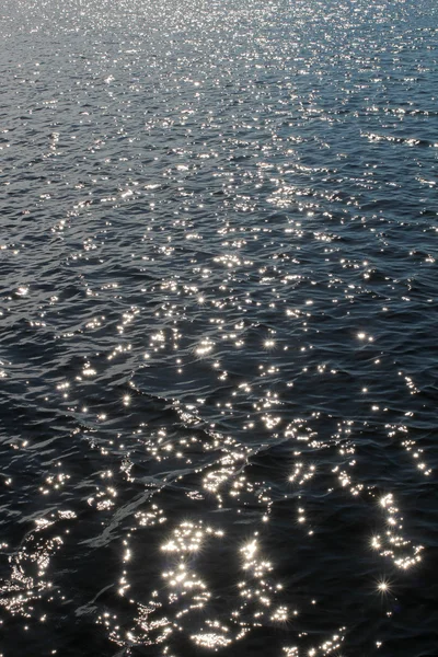 Блестящие поверхностные воды — стоковое фото