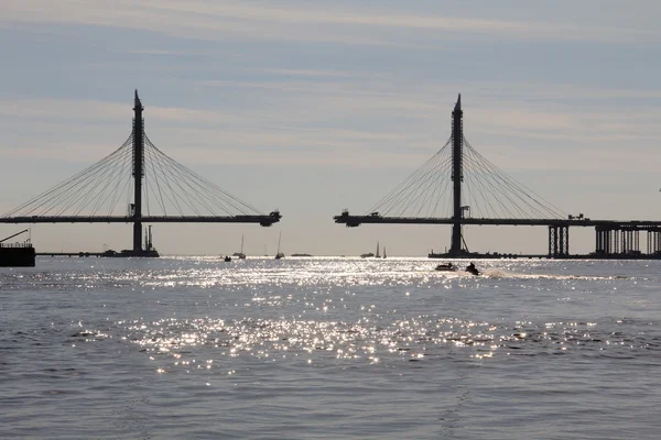 近代的な橋と水 — ストック写真