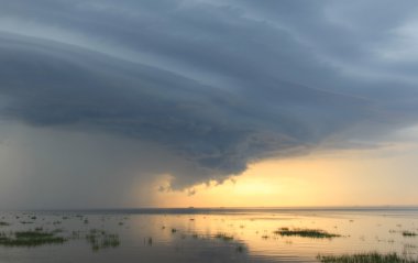 Bulut yaz günbatımı