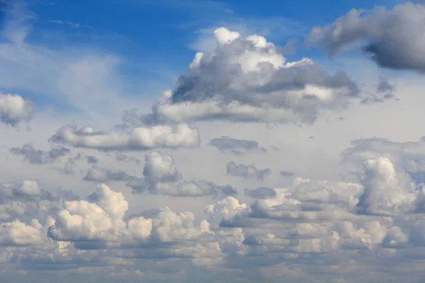 Μεγάλα άσπρα σύννεφα στον ουρανό — Φωτογραφία Αρχείου
