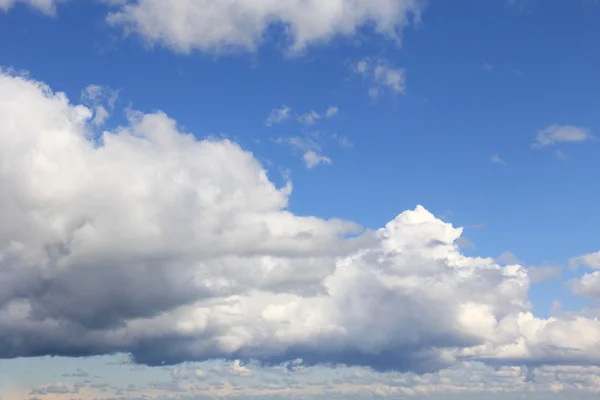 Μεγάλο σύννεφα του καλοκαιριού — Φωτογραφία Αρχείου