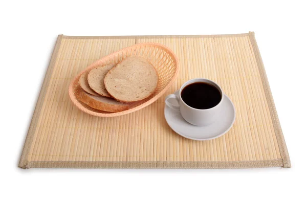 Caneca de café e pão na cesta — Fotografia de Stock