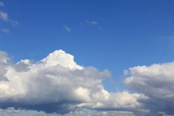 Λευκά σύννεφα του καλοκαιριού — Φωτογραφία Αρχείου