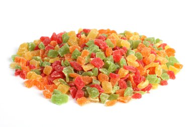 Beyaz arkaplanda kurumuş meyveler