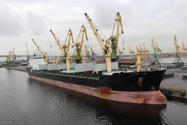 Cargo port and ship — Stock Photo, Image