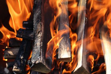 Koyu ahşap üzerine ateş