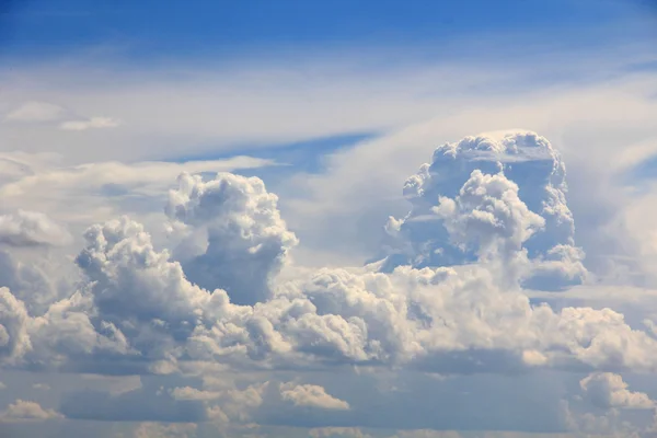Φωτεινό σύννεφο στον ουρανό του καλοκαιριού — Φωτογραφία Αρχείου