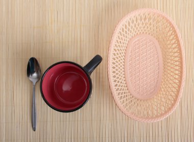 Kahve fincanı ve ahşap sepet