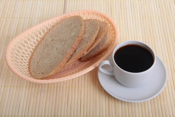 Xícara de café e pão em madeira — Fotografia de Stock