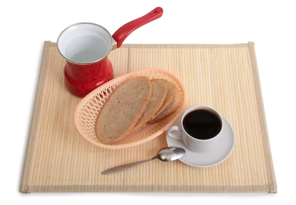 Copos e pão na mesa de madeira — Fotografia de Stock