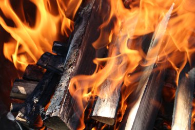 Kömürleşmiş alevler ve ahşap