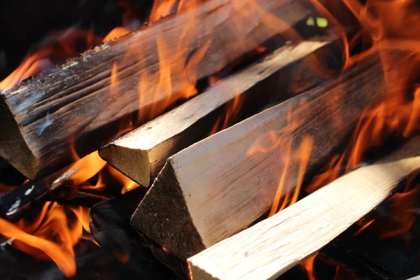 Holz im Dunkeln verbrennen — Stockfoto