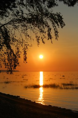 Su parlak günbatımı