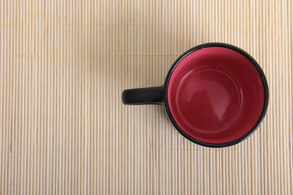 Zwarte koffiekopje op houten tafel — Stockfoto