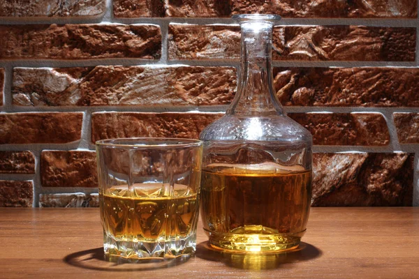Copa de whisky y piedra —  Fotos de Stock