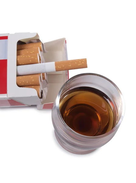 Cigarettes box and glass — Stock Photo, Image