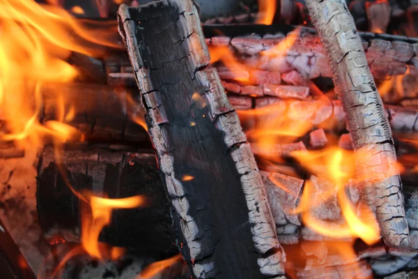 Flamme auf dunklem Grund — Stockfoto