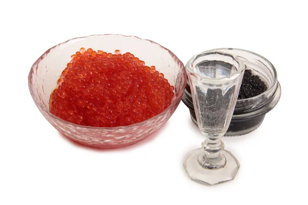 Kaviar mit Wodka auf weißem — Stockfoto