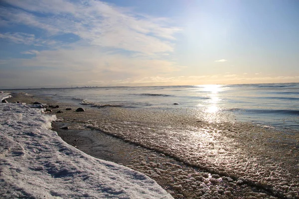 Neve Está Areia Junto Mar Nuvens Céu Ondas Água — Fotografia de Stock
