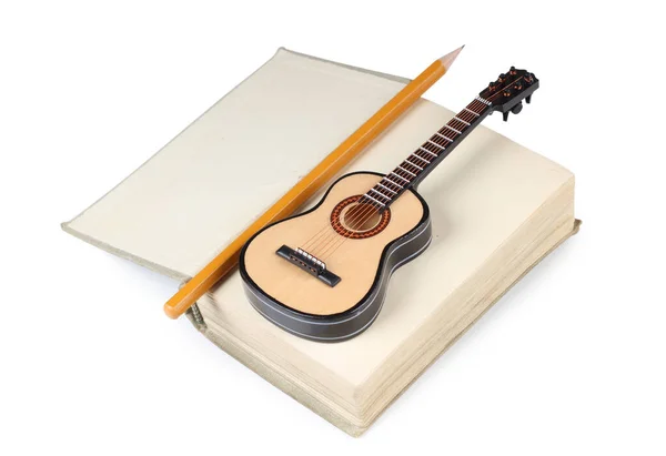 アコースティックギターモデルは古い本にあります 白い背景に孤立したオブジェクト — ストック写真