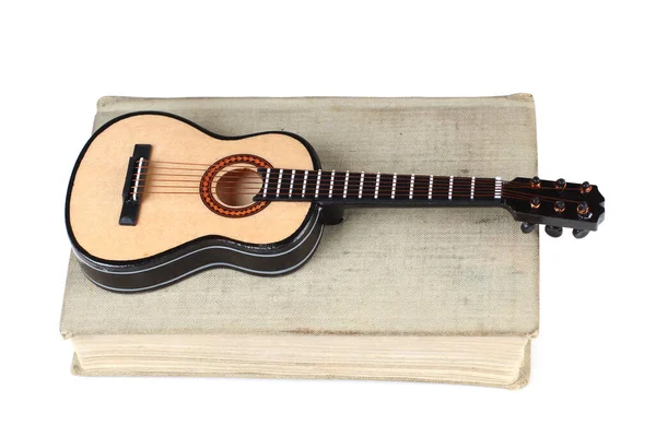 Model Akustické Kytary Leží Staré Knize Izolované Objekty Bílém Pozadí — Stock fotografie