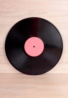 Ahşap arka planda vinil diskler