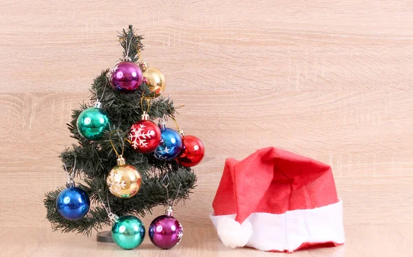 Adornos Navideños Con Ramas Abeto Sombrero Sobre Fondo Madera — Foto de Stock