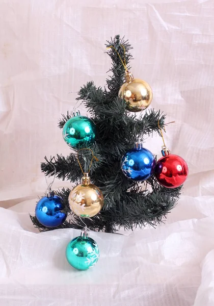 Boules Décoration Noël Avec Branches Sapin Sur Fond Blanc — Photo