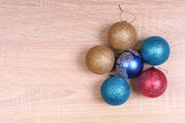木の背景にモミの木の枝を持つクリスマスの装飾用のボール — ストック写真