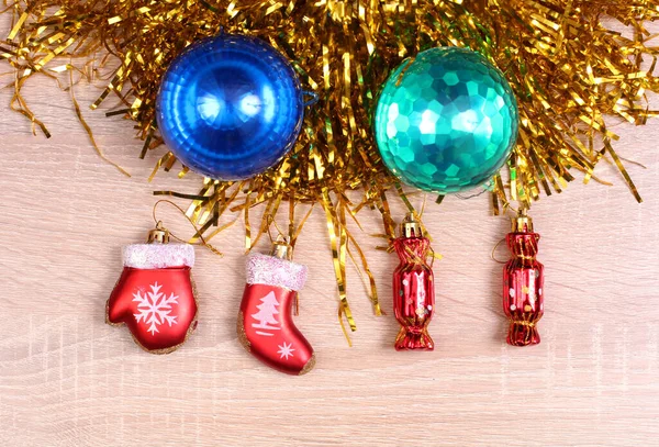 Adornos Navideños Con Ramas Abeto Sobre Fondo Madera —  Fotos de Stock