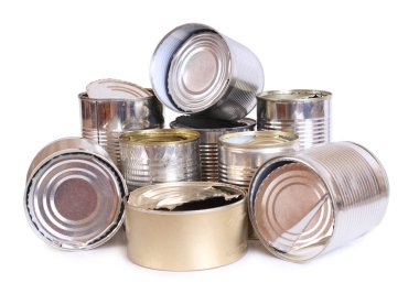 Beyaz arka planda bir yığın eski boş kutu. Ayrı nesneler