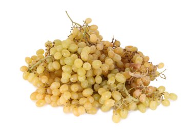 Olgun yeşil üzümler beyaz arkaplanda izole edilmiş