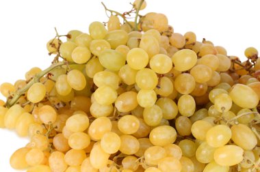 Olgun yeşil üzümler beyaz arkaplanda izole edilmiş