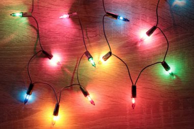 Ahşap arkaplanda renkli ışık lekeleri