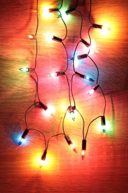 Ahşap arkaplanda renkli ışık lekeleri