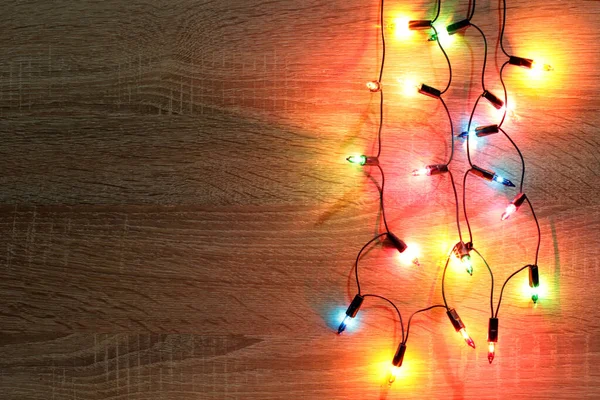 木製の背景の色灯スポット — ストック写真