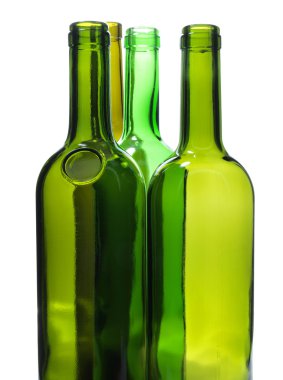 yeşil şişe kadehlerin