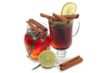 Beyaz bir arka plan üzerinde mulled şarap